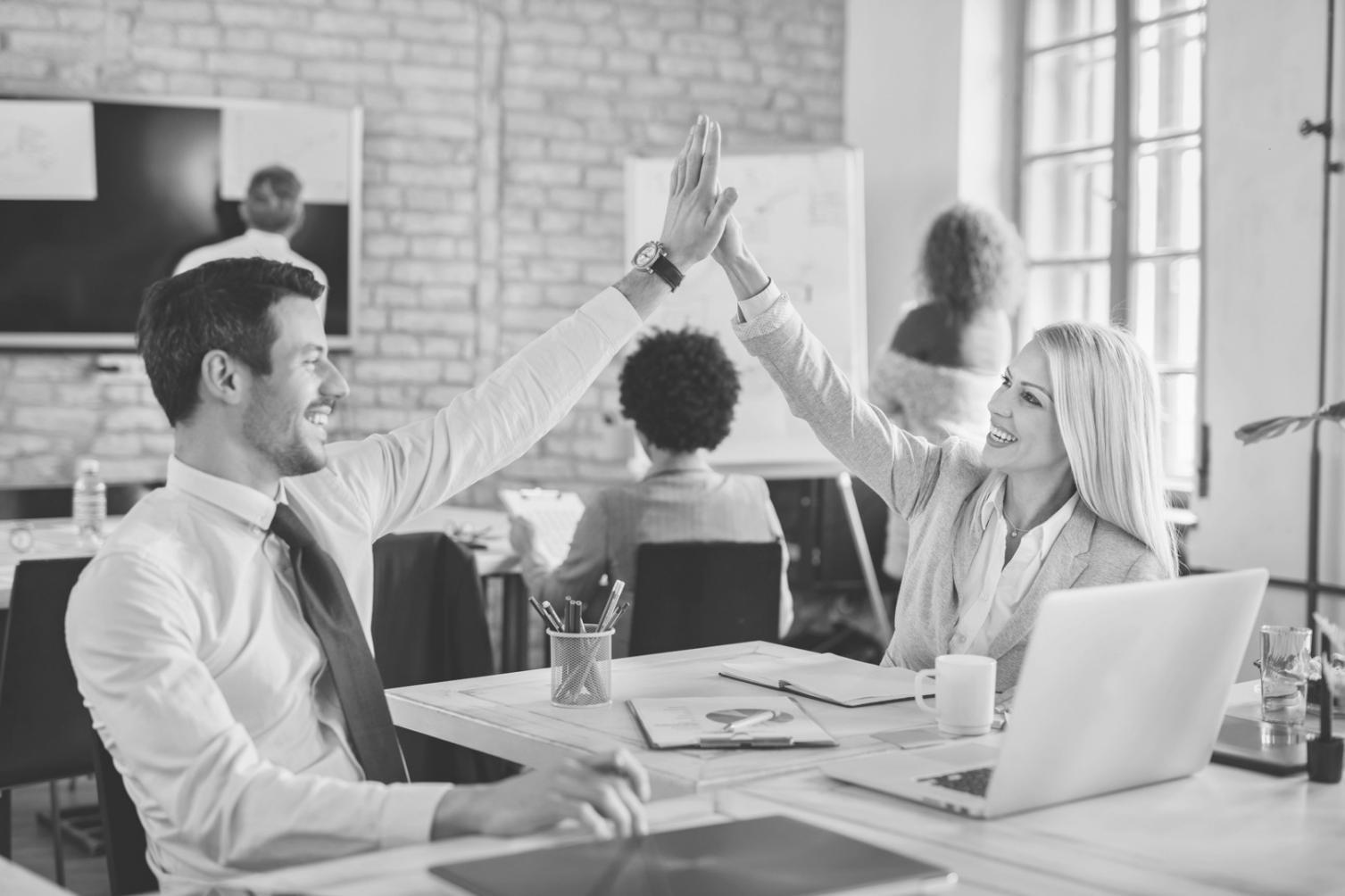 Presentación de datos financieros en pantalla durante sesión estratégica