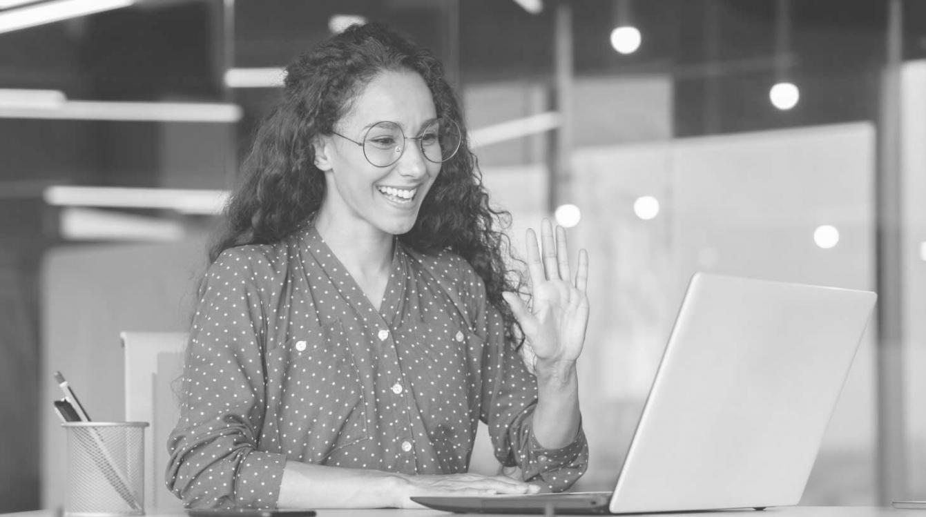 Equipo de Dymorvelaenova trabajando en análisis financiero para empresas