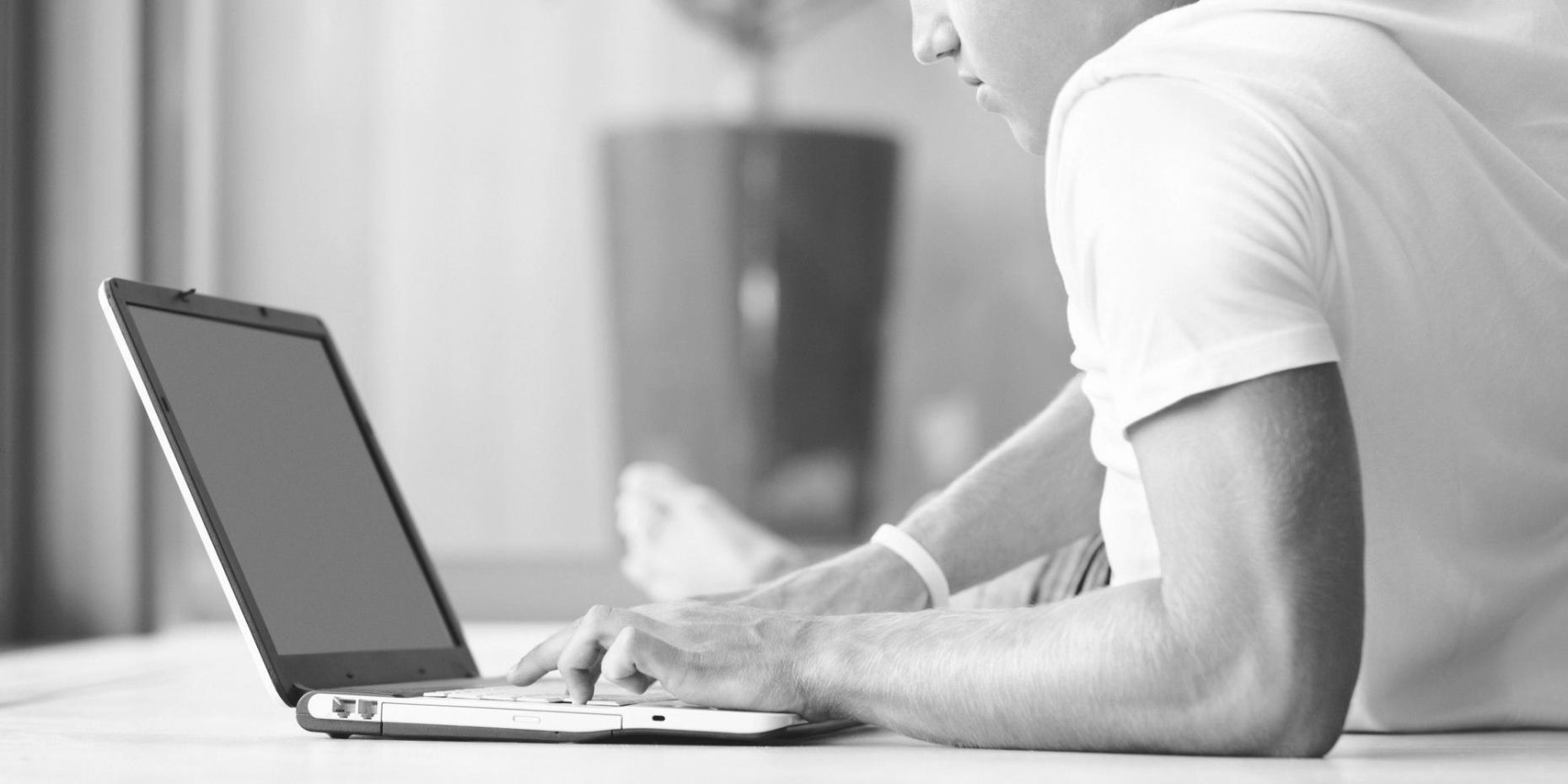 Equipo de trabajo colaborando en análisis de métricas financieras