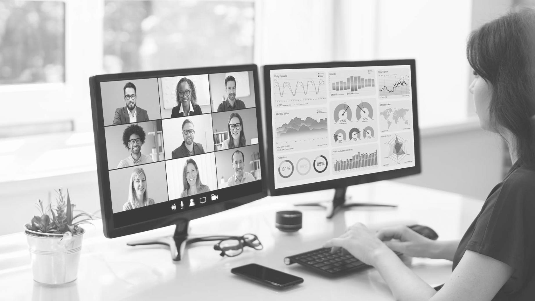 Profesionales analizando datos financieros en un entorno de trabajo colaborativo